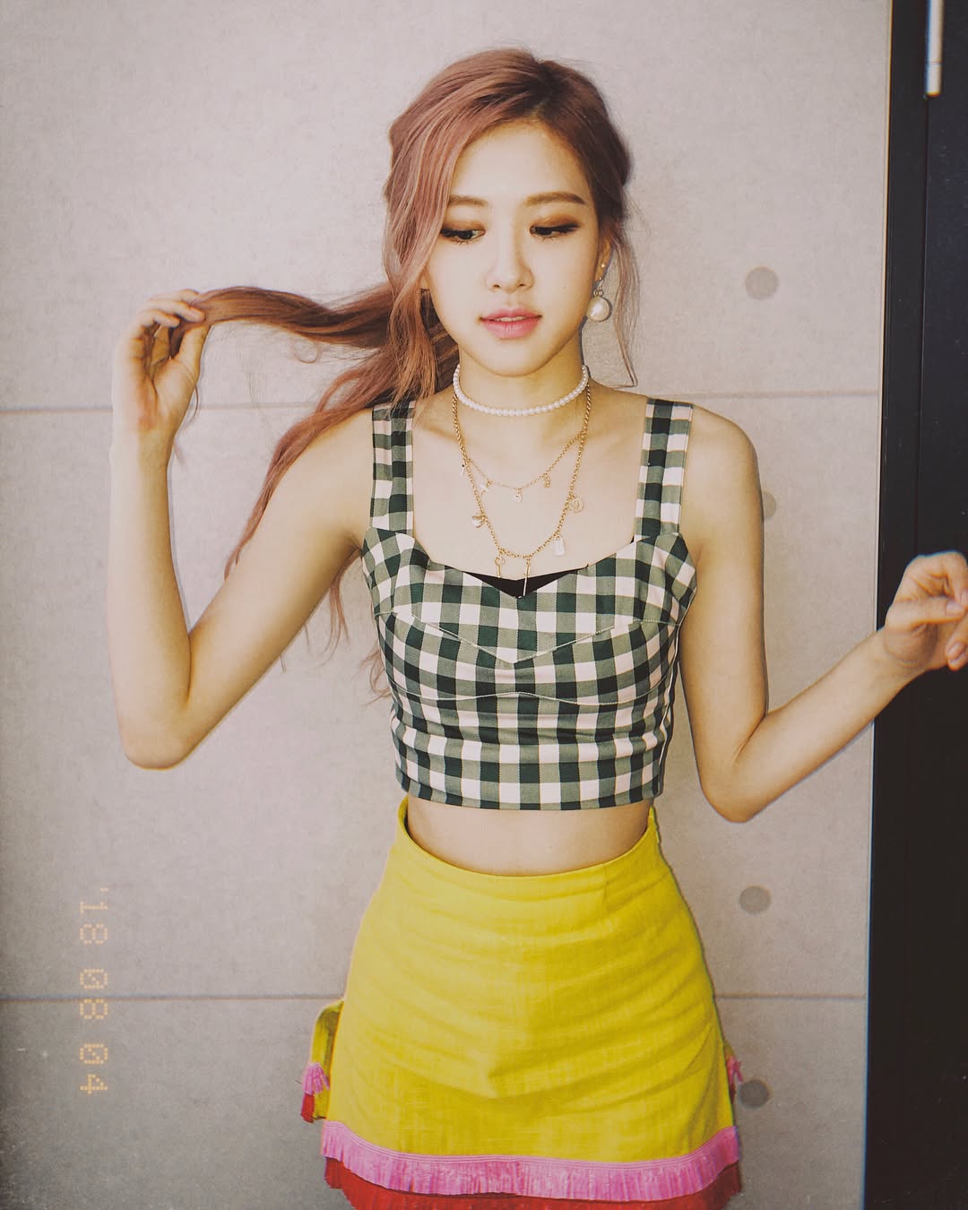 rosé diện croptop phối chân váy