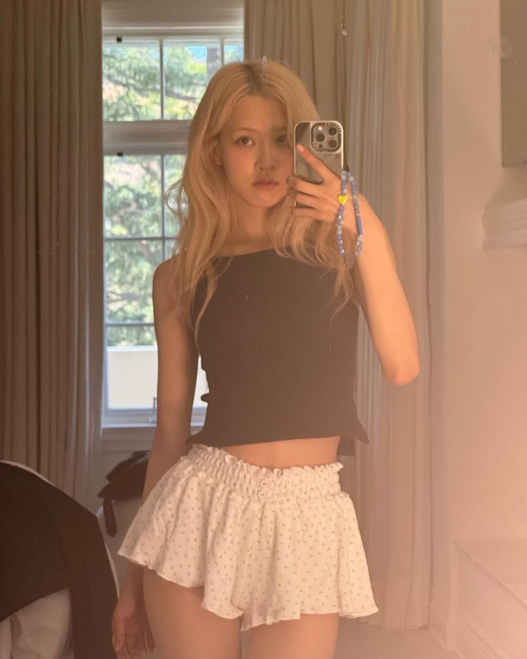 rosé diện áo croptop cùng shorts váy