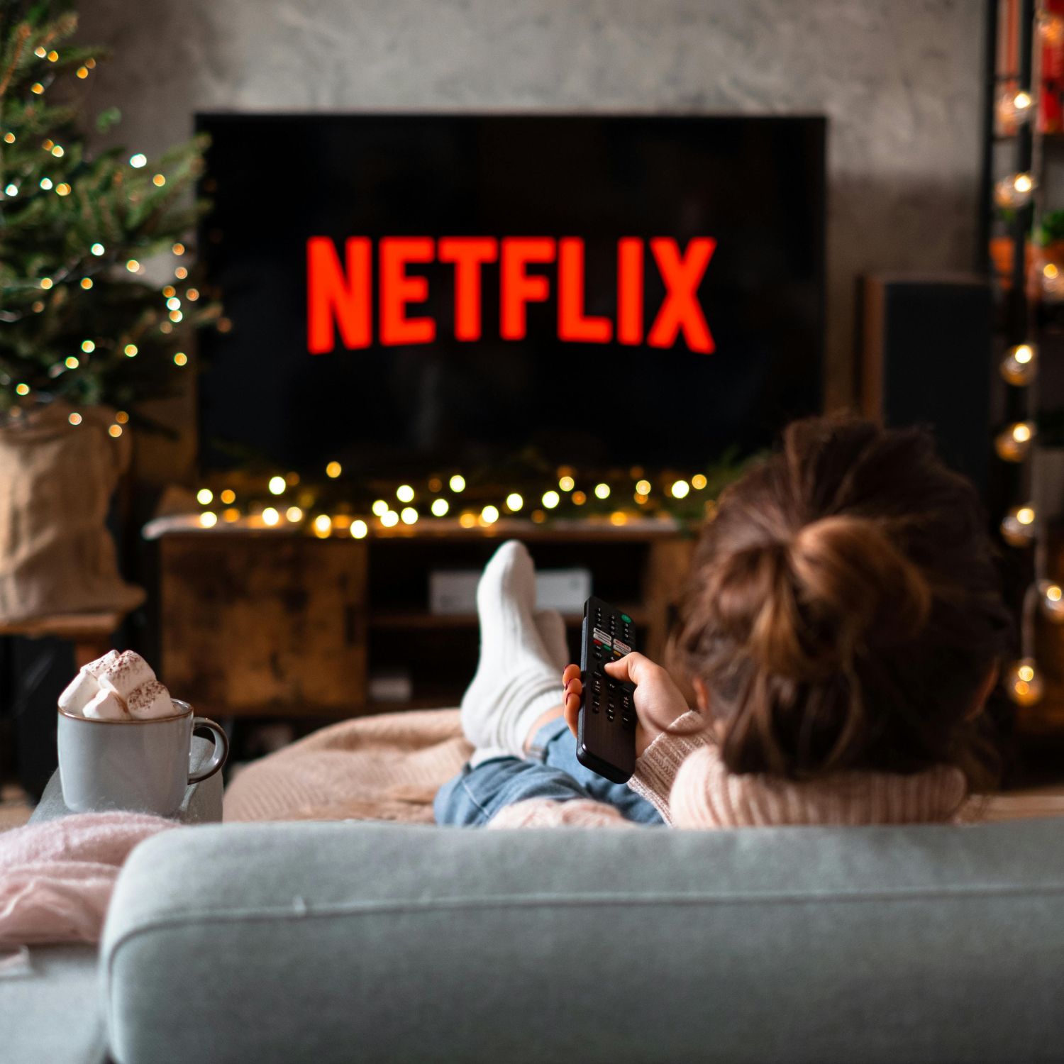 Cô gái xem phim Netflix một mình mùa Valentine