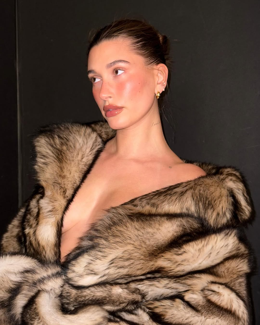 hailey bieber diện áo lông