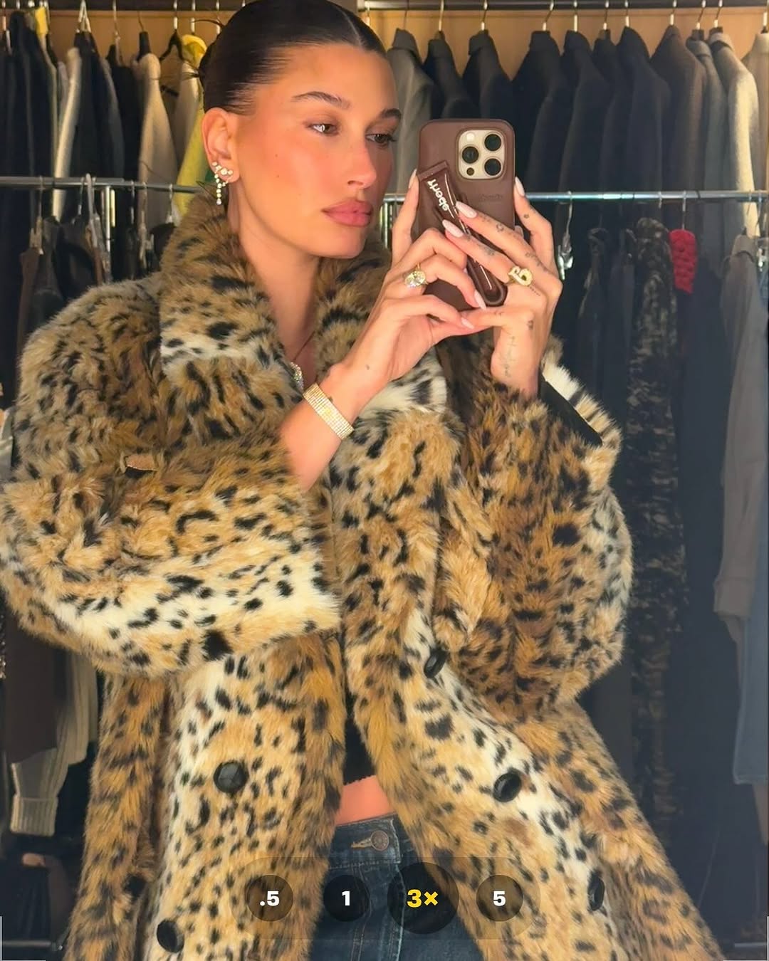 hailey bieber diện áo lông da beo