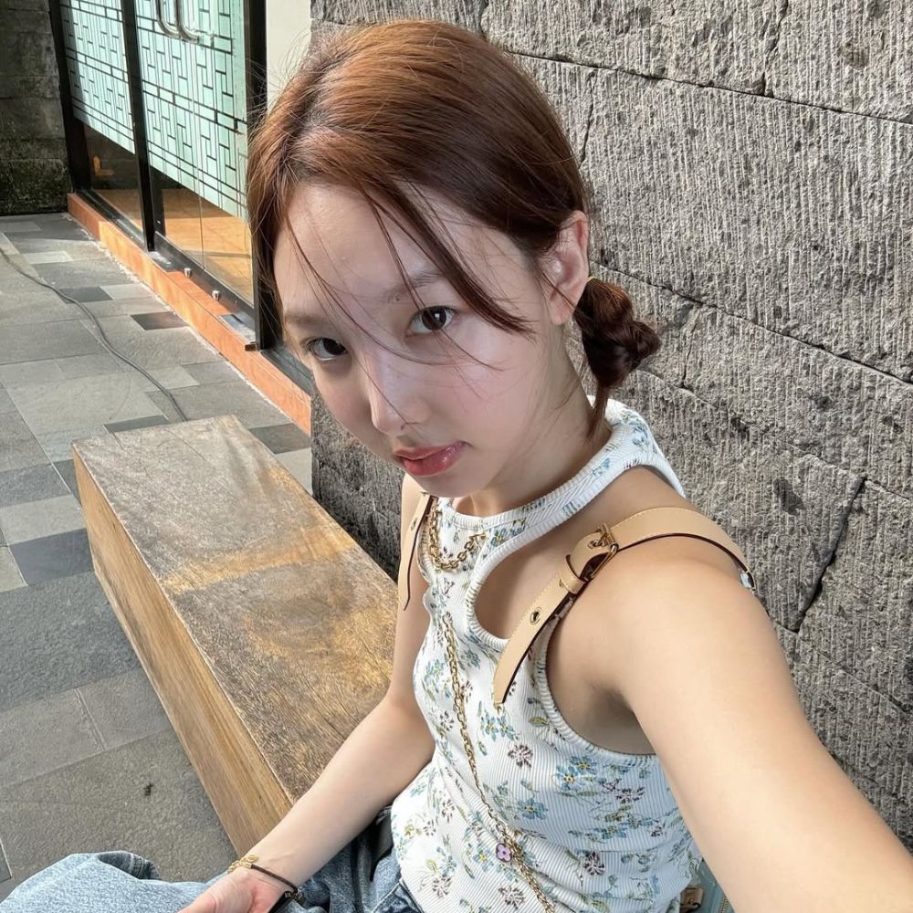 Hình ảnh Nayeon (Twice) selfie. 