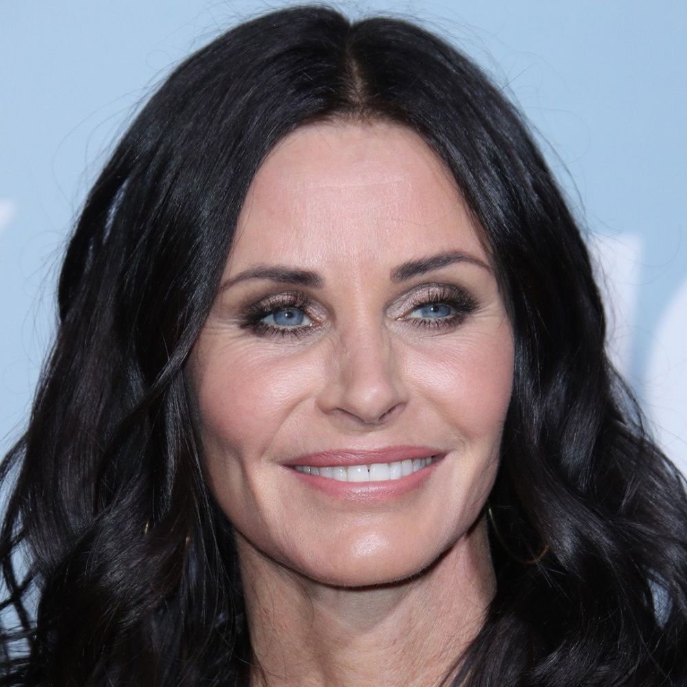 Hình ảnh Courteney Cox với khuôn mặt đơ cứng.