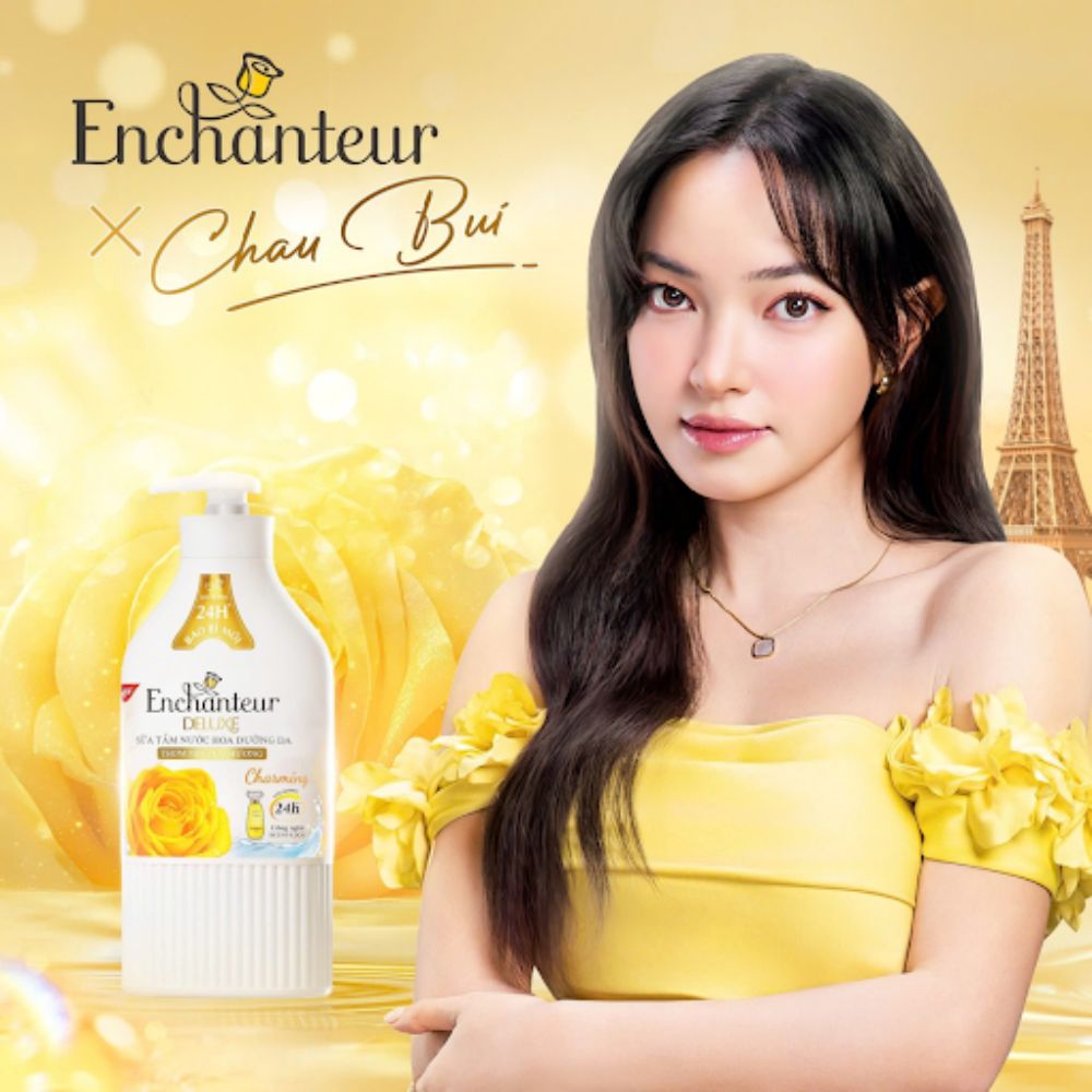 Hình ảnh Châu Bùi và sản phẩm sữa tắm Enchanteur.