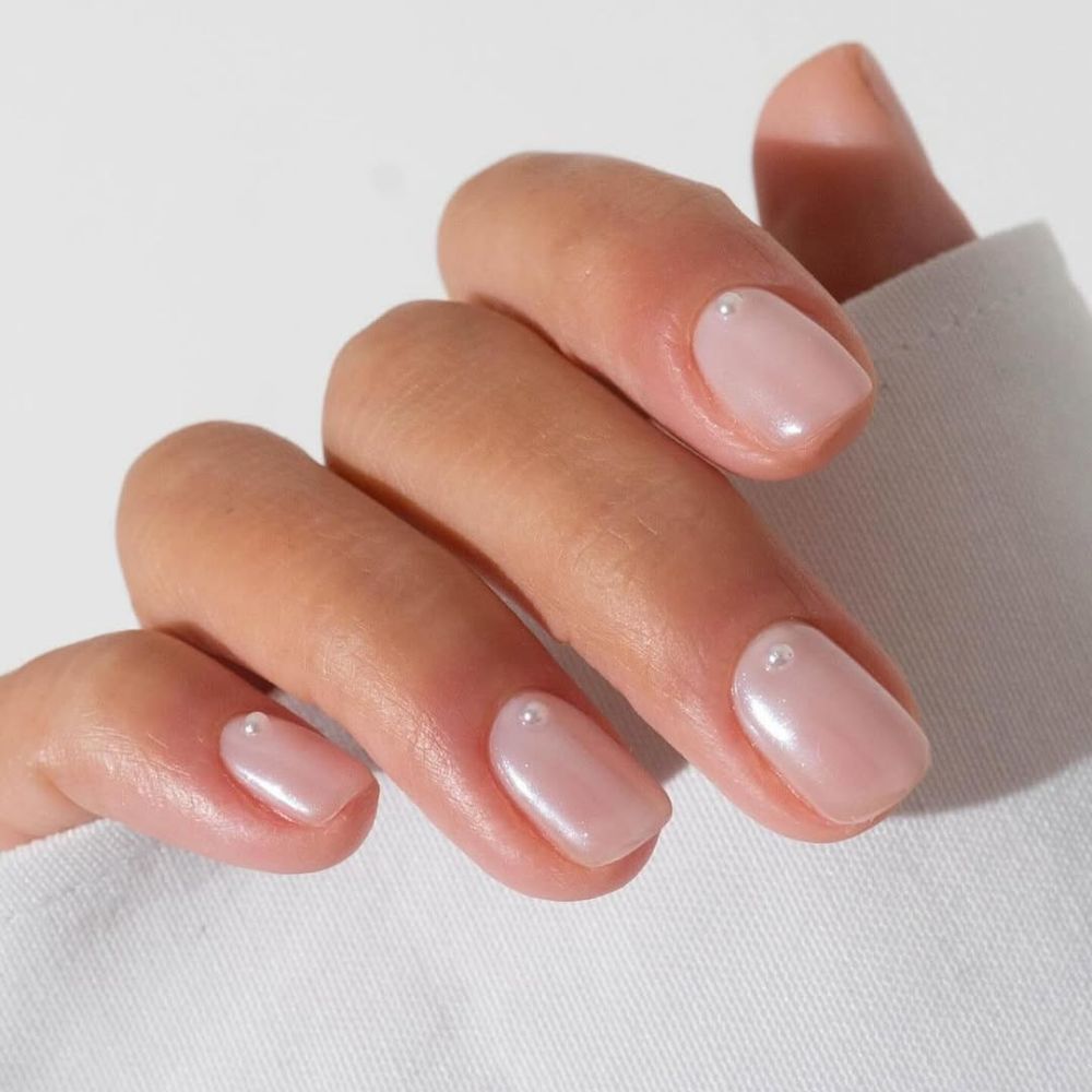 Hình ảnh mẫu nail cưới đơn giản.