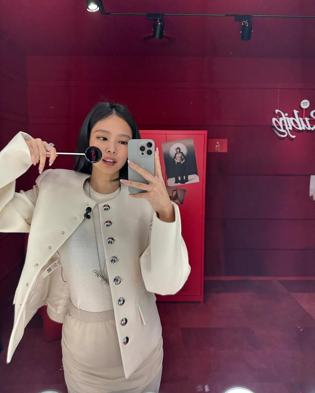 jennie mặc áo khoác blazer không cổ 