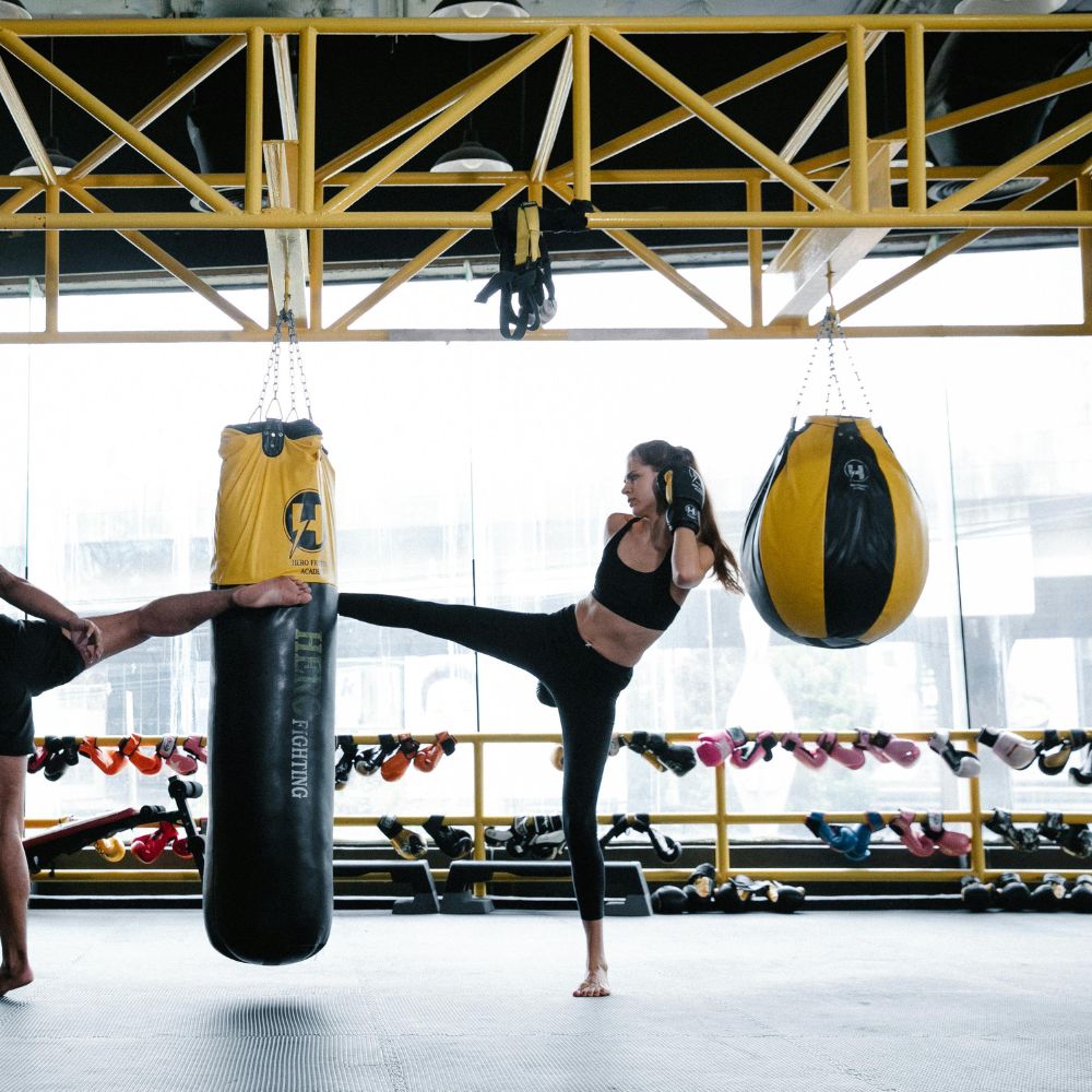 cô gái đang tập kick boxing