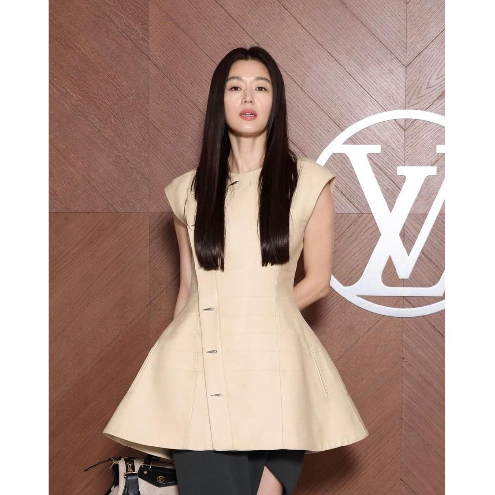 Hình ảnh Jun Ji-hyun tại Paris Fashion Week 2025.