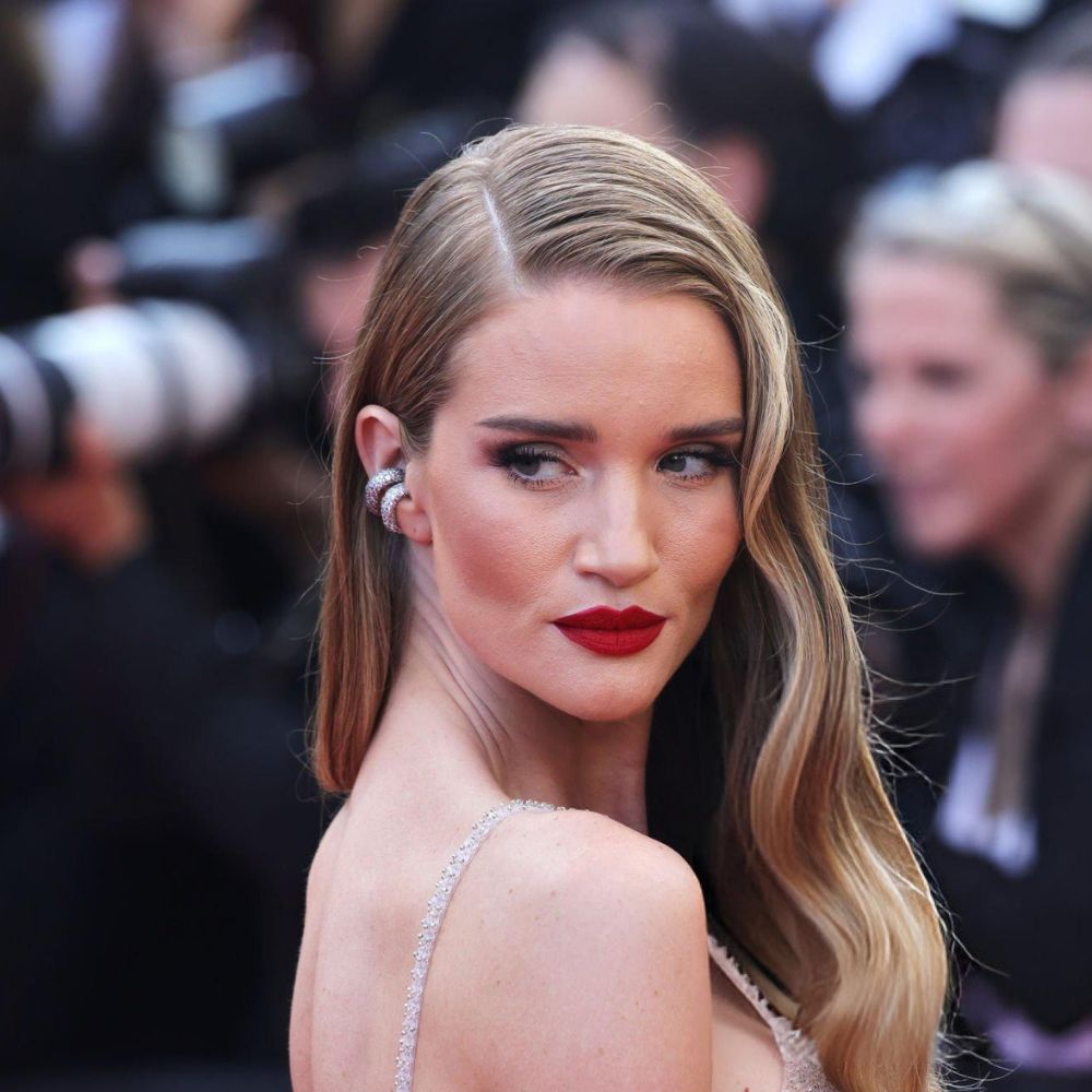 rosie huntington với màu tóc thanh lịch