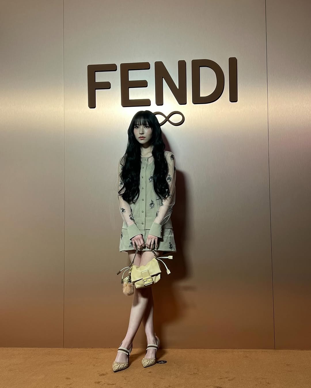 Mina mặc đầm tại fendi