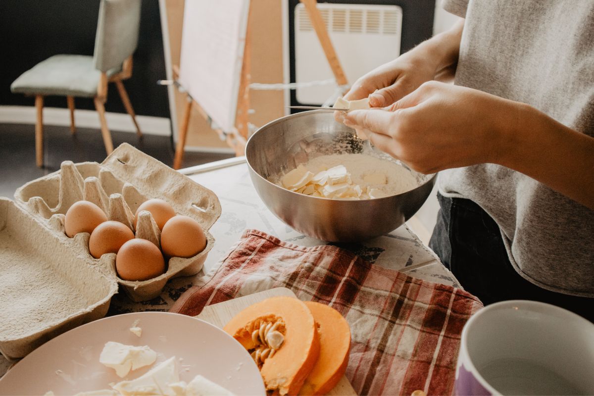 Cô gái có sở thích làm bánh với bơ và trứng