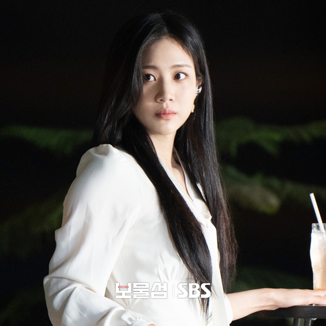 Hong Hwa Yeon của Buried Hearts áo trắng