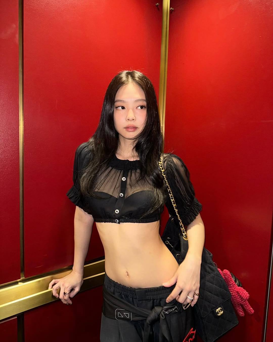 jennierubyjane diện áo xuyên thấu