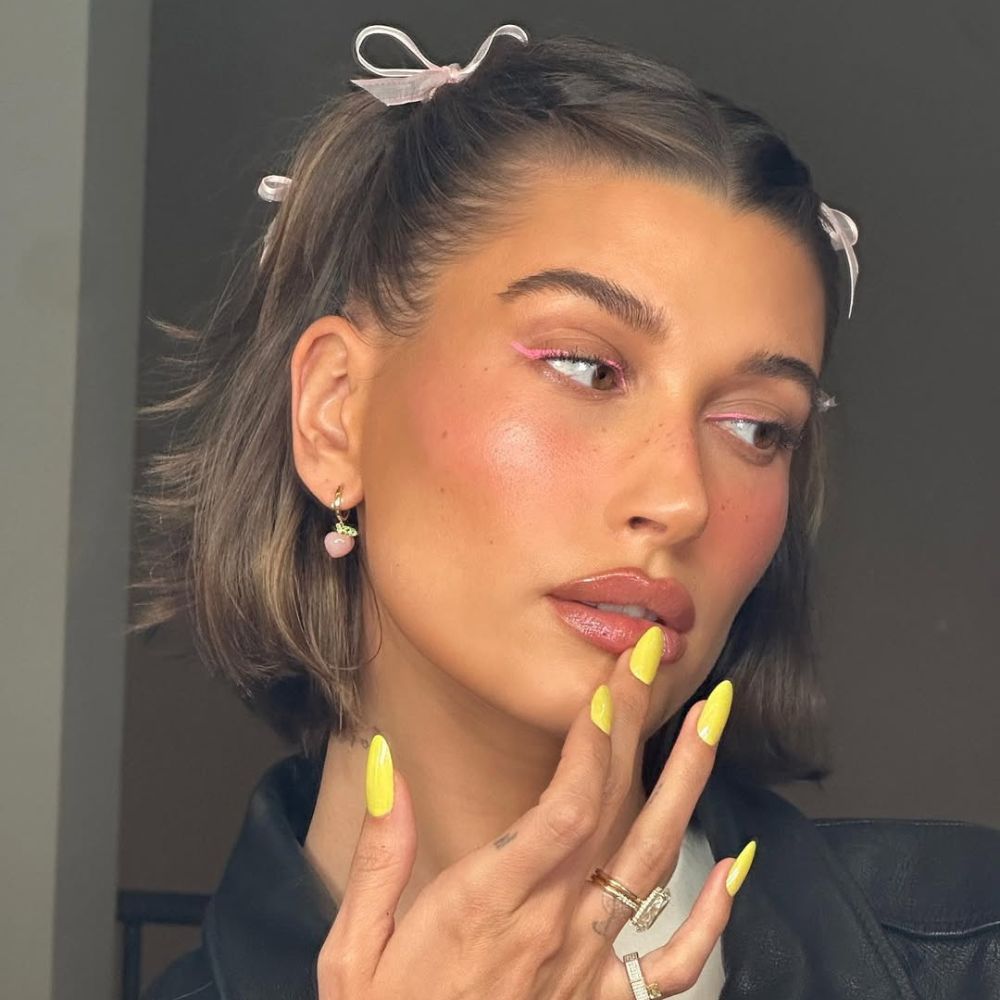 Hình ảnh Hailey Bieber với tóc bob và ruy băng nhỏ.