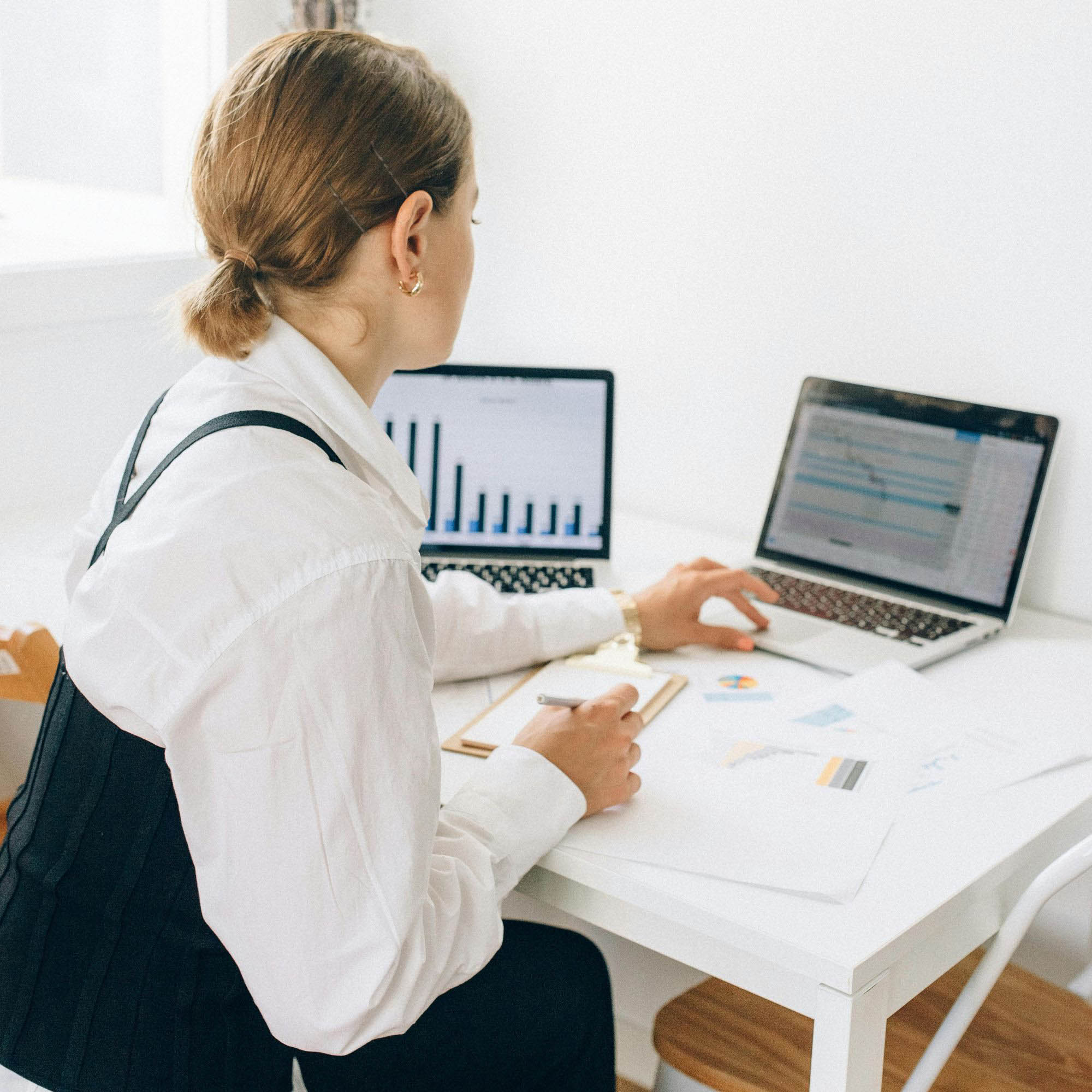 cô gái tóc nâu giảm khả năng tập trung làm việc do fomo