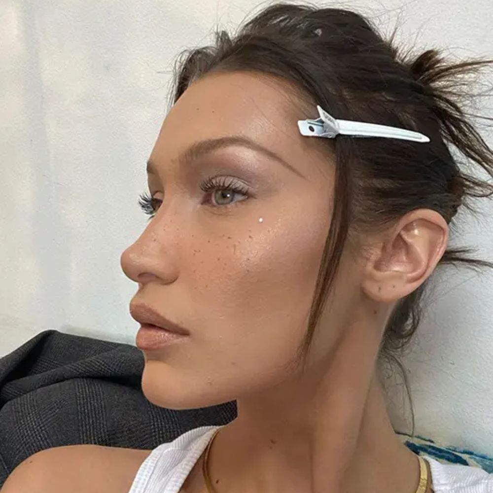 Hình ảnh Bella Hadid với kiểu trang điểm "Y2K".