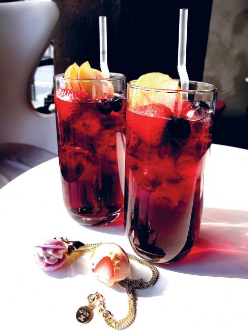 Cocktail Sangria chỉ nhìn đã thấy ngon