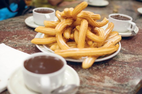 Cảnh tượng một bàn ăn với món chocolate con churros