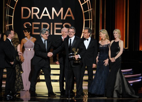 "Cha đẻ" của seri Breaking Bad - Vince Gilligan - cùng dàn diễn viên nhận giải thưởng Emmy