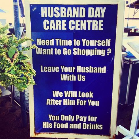 Dịch vụ chăm sóc chồng, tạm dịch: " Trung tâm chăm sóc chồng theo ngày - Cần thời gian cho bản thân? Hãy để chồng bạn ở lại với chúng tôi. Chúng tôi sẽ chăm sóc cho anh ấy dùm bạn. Bạn chỉ cần trả tiền đồ ăn và thức uống cho anh ấy thôi." (Ảnh: Ho Ny)