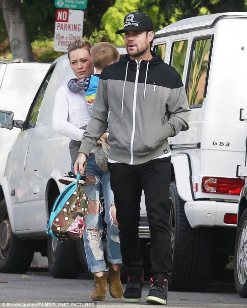 Hilary vẫn giữ quan hệ tốt với chồng cũ, họ được bắt gặp cùng con trai ở Los Angeles vào tháng 11/2014