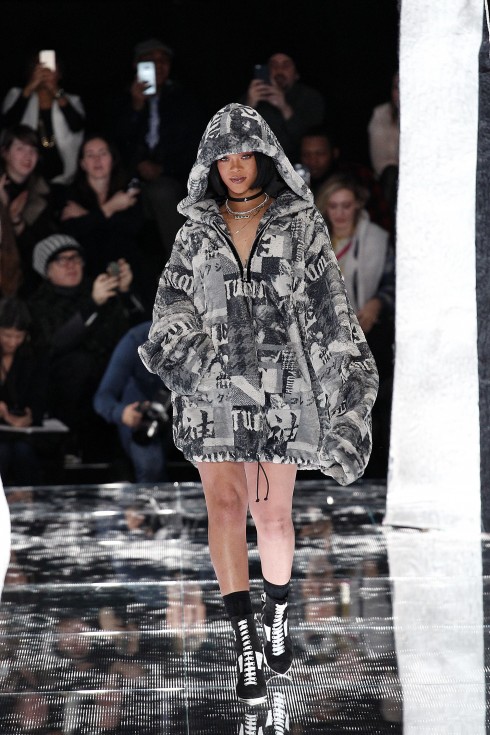 Rihannah trong một mẫu thiết kế của Fenty Puma