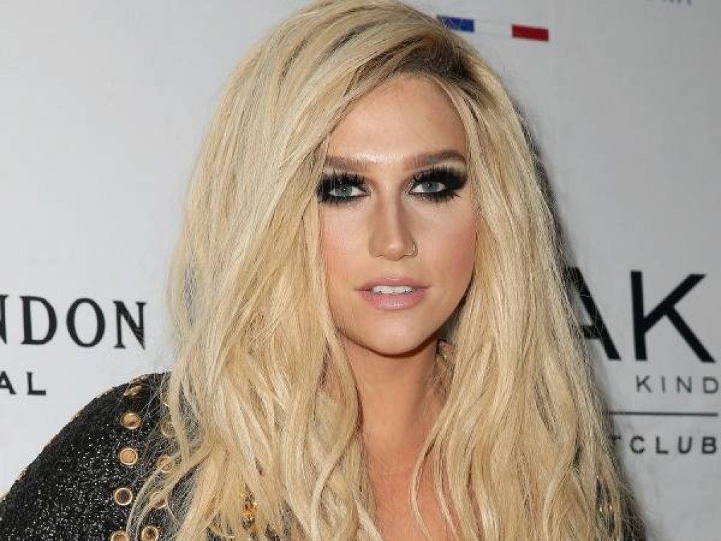 Kesha suy sup tại phiên tòa sau khi nghe phán quyết thua kiện