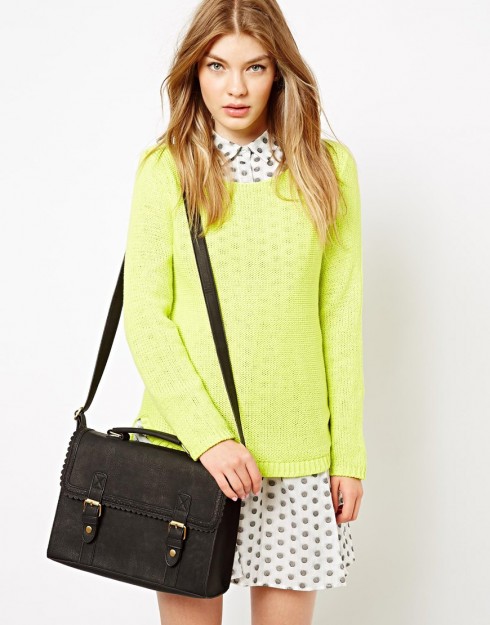 Phong cách thời trang Geek Chic với túi satchel