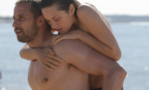 Một trong những cảnh nóng của Marion trong bộ phim Rust and Bone (2012) 