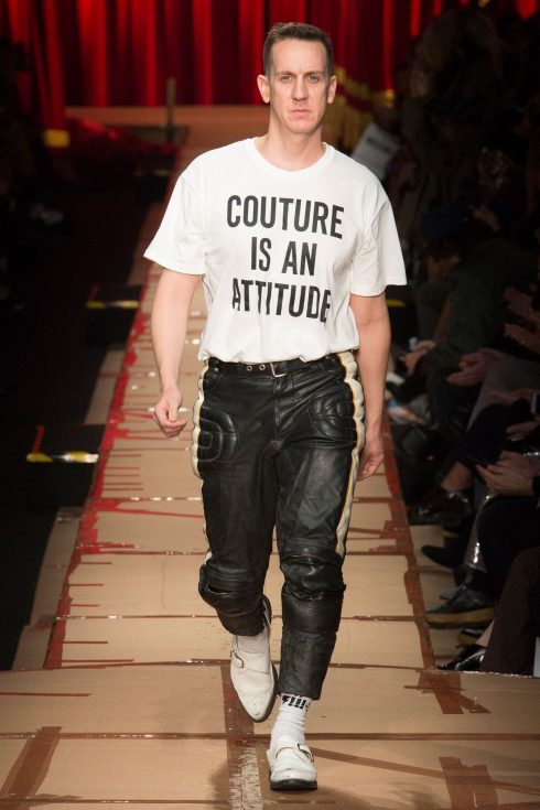 Jeremy Scott trong chiếc áo t-shirt slogan 