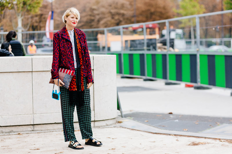 Street style Paris Xuân - Hè 2018: Sắc màu nồng ấm lên ngôi