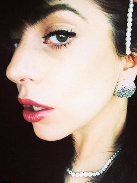 Lady Gaga chụp selfie cho chiến dịch mới của Shiseido