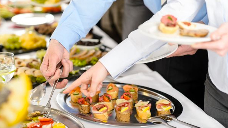 8 điều cần lưu ý khi tham dự tiệc buffet