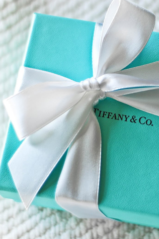 Bên trong chiếc hộp màu xanh của Tiffany & Co.