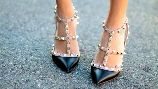 Valentino Rockstud pumps: Huyền thoại đương đại của Maria Grazia Chiuri