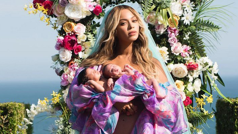 Beyoncé công bố hình ảnh của cặp song sinh nhân dịp đầy tháng của hai bé