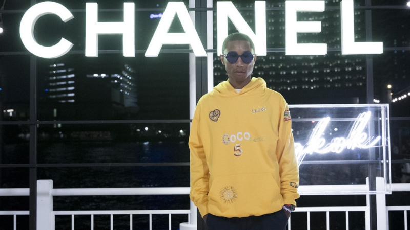 Chanel tiếp tục “bắt tay” Pharrell Williams ra mắt bộ sưu tập thời trang và phụ kiện