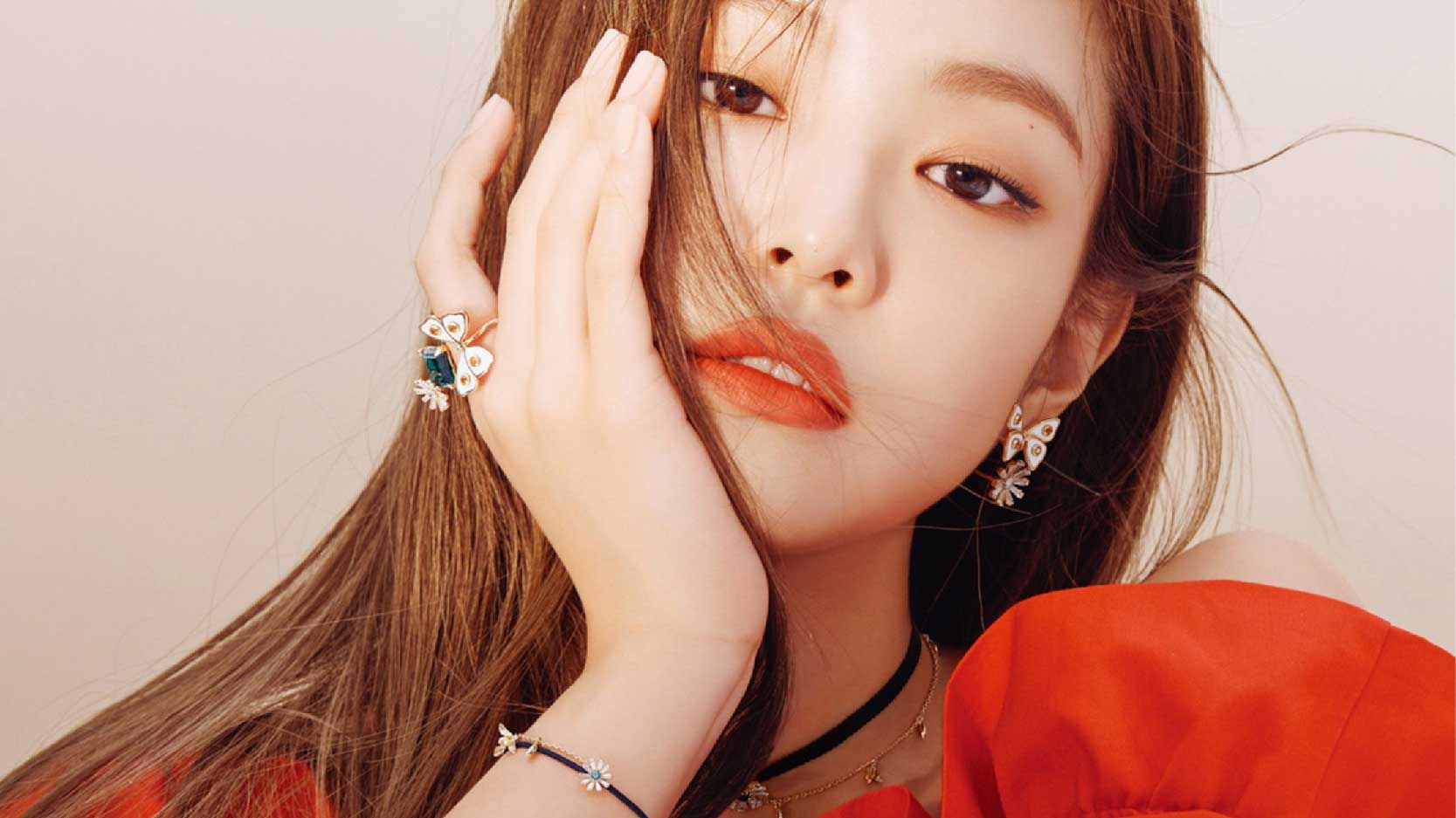 2 lối trang điểm mắt đối nghịch truyền cảm hứng bởi Jennie trong MV SOLO feat