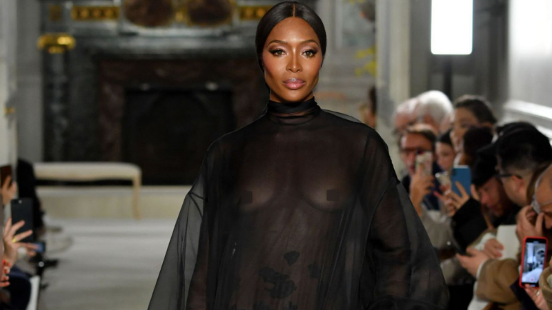 Naomi Campbell bất ngờ tái xuất trên sàn diễn Valetino Haute Couture sau 14 năm