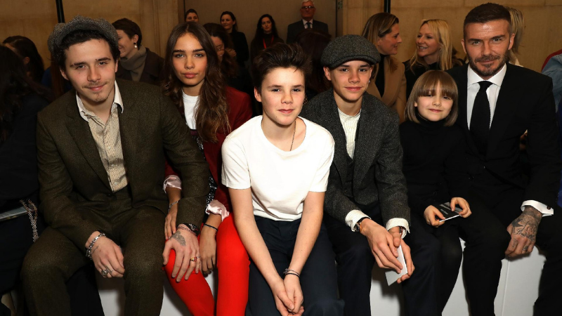 Bé Harper Beckham xuất hiện trong show thời trang của mẹ với kiểu tóc mới đáng yêu