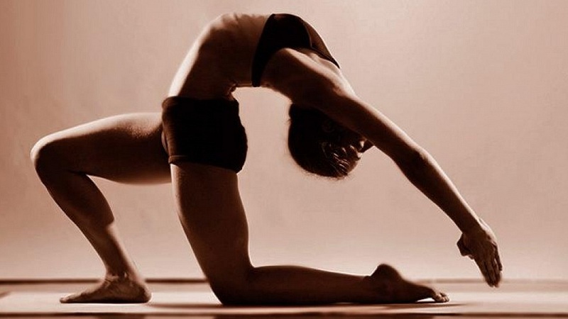 Bikram Yoga - Loại hình yoga giảm cân và thải độc cơ thể được nhiều sao quốc tế ưa chuộng