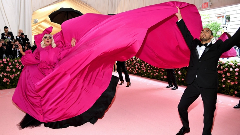 Thảm đỏ Met Gala 2019 - Lady Gaga “thay đồ” ngay trên thảm đỏ, Celine Dion khuấy động với váy tua rua