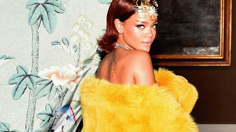 nữ ca sĩ Rihanna diện đầm dạ hội lông vàng tại thảm đỏ MET Gala 2015