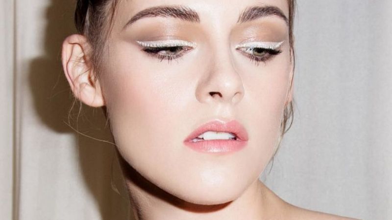 diễn viên kristen stewart vẽ eyeliner màu trắng