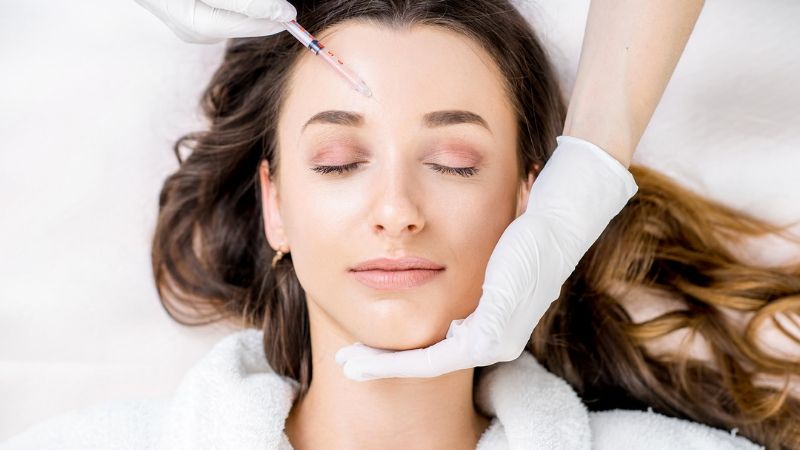 cô gái nhắm mắt tiêm botox