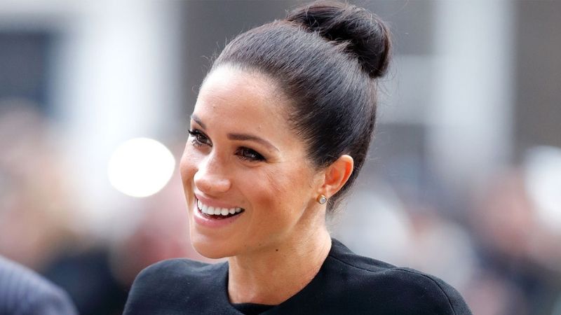 meghan markle mỉm cười