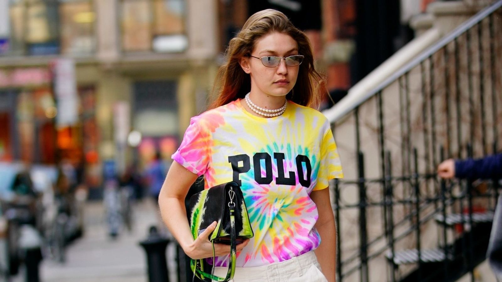 xu hướng thời trang - gigi hadid áo thun polo tie dye và túi tie dye