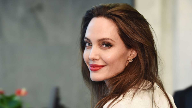 angelina jolie tóc xù