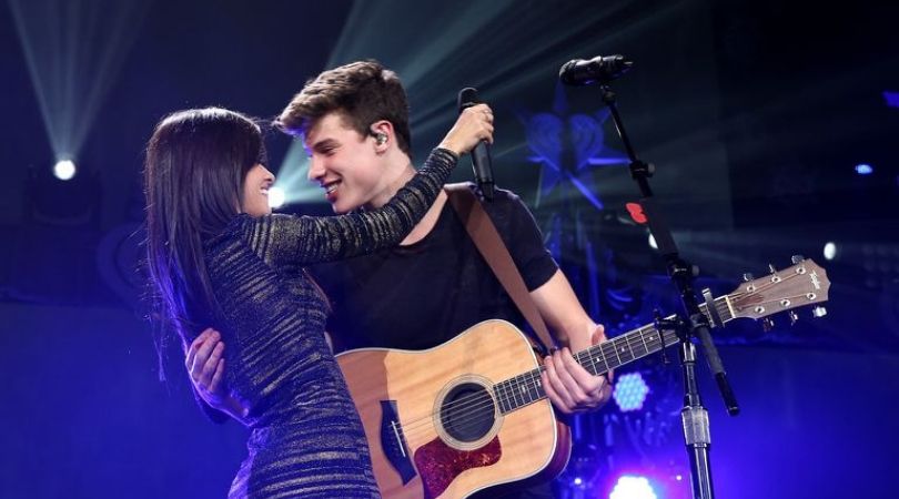 shawn và camila ôm nhau trên sân khấu