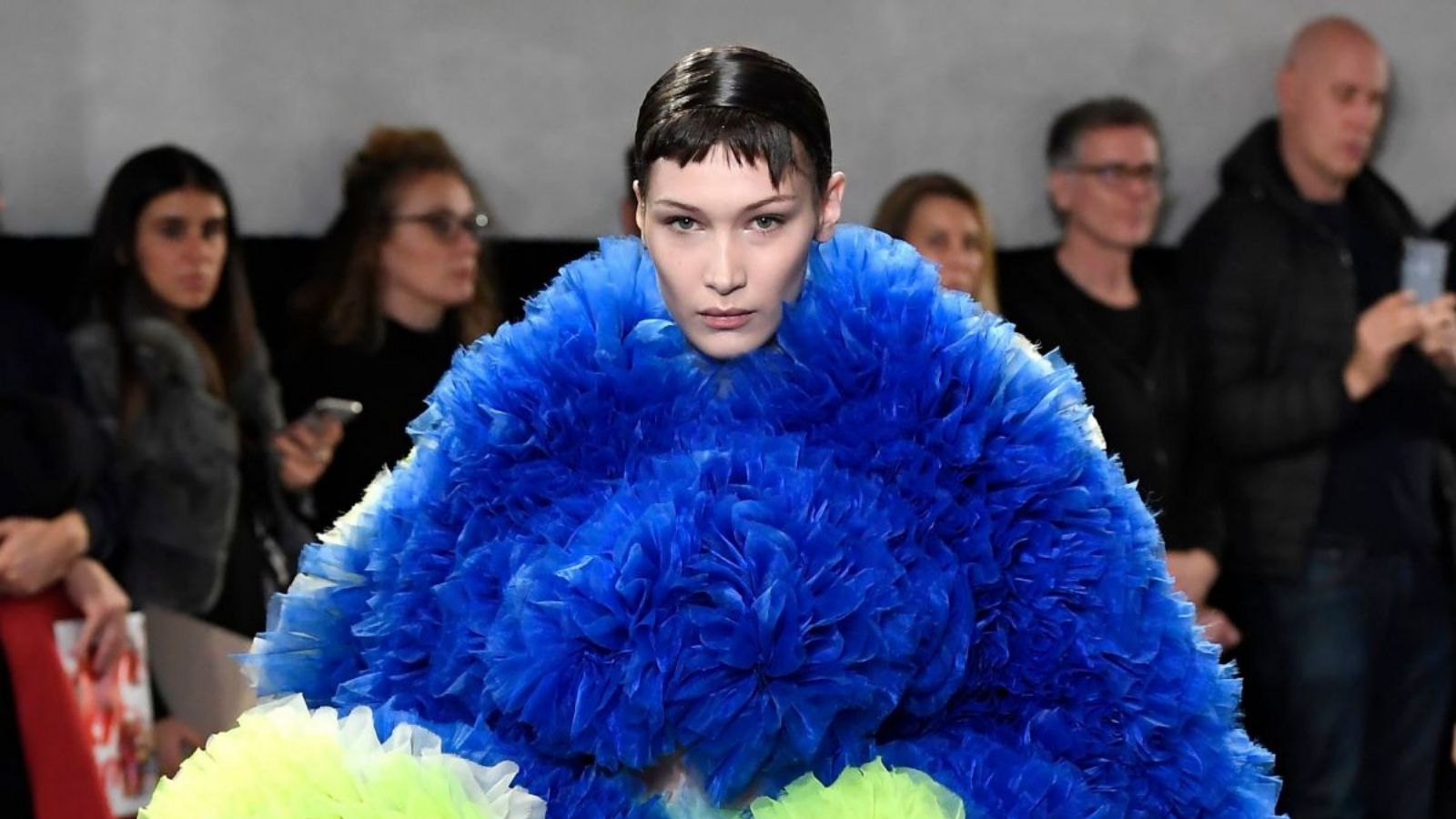 Bella Hadid trong thiết kế của Tomo Koizumi 2